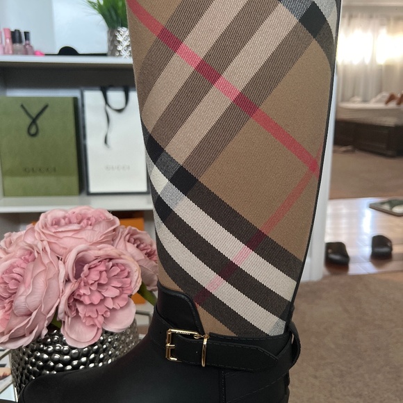 Burberry rain boots - Picture 1 of 4